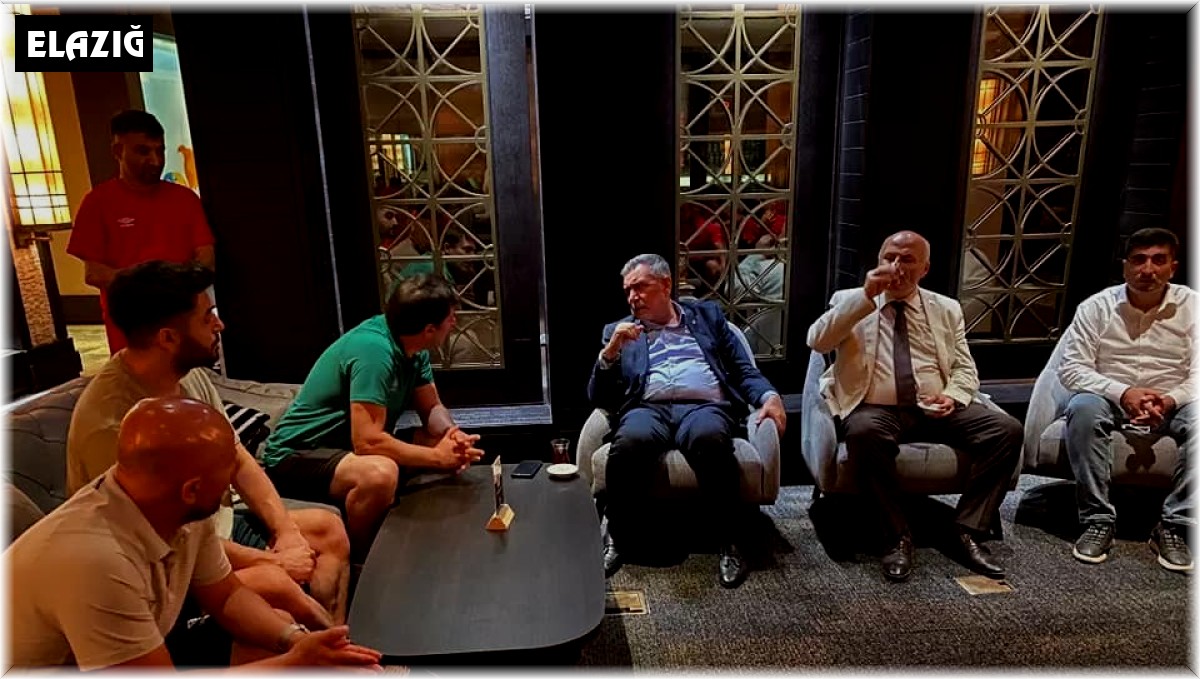 Başkan Yıldırım, futbolcularla bir araya geldi