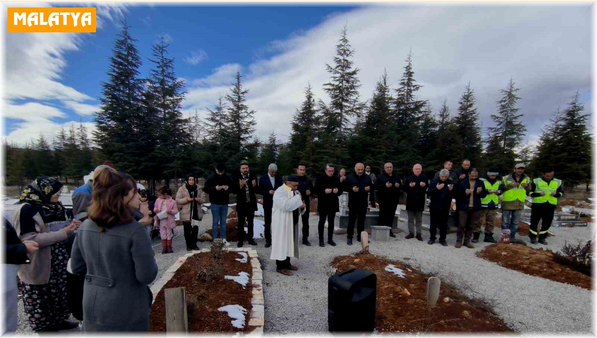 Başkan Zelyurt, Doğanşehir'de depremde hayatını kaybedenlerin mezarlarını ziyaret etti