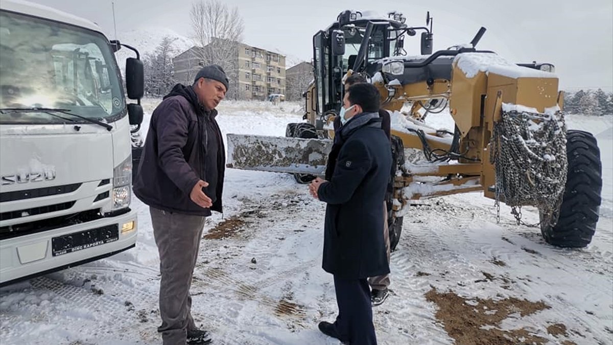 Baskil Kaymakamı Yılmaz, karla mücadele çalışmalarını denetledi