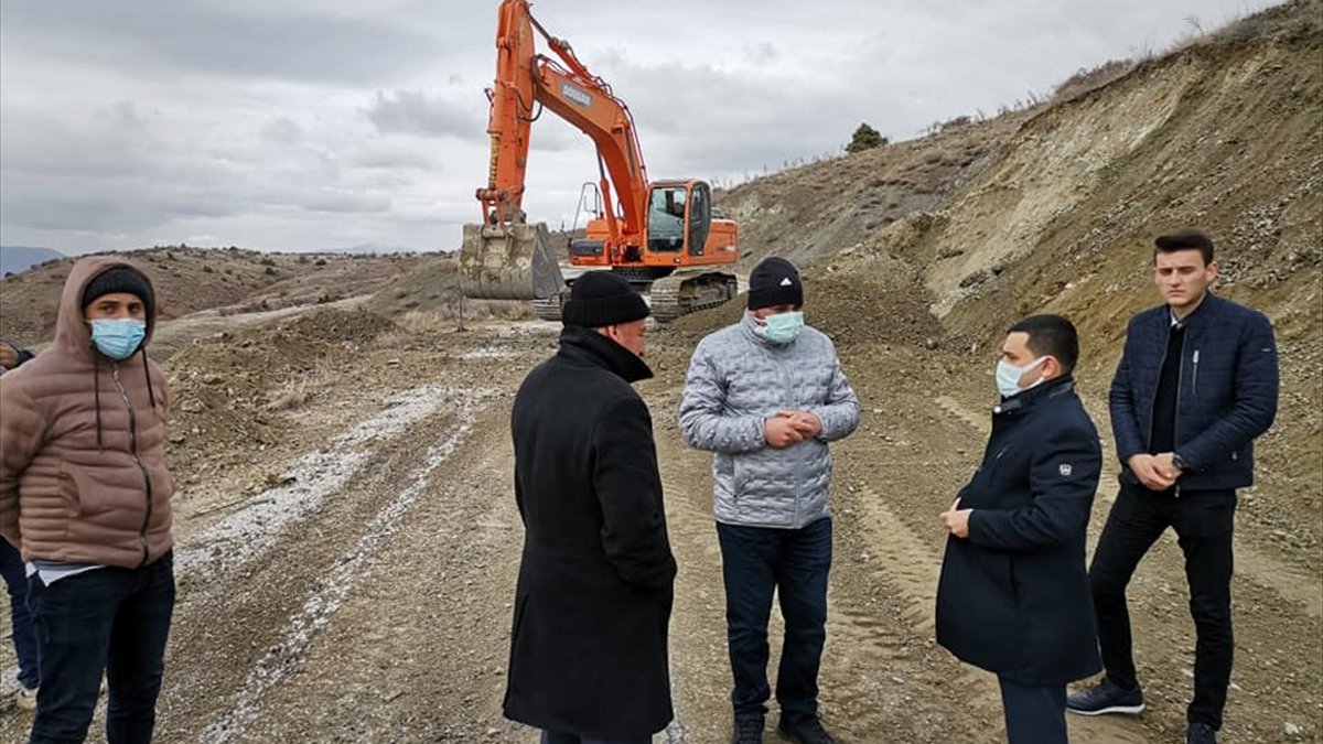 Baskil Kaymakamı Yılmaz, yol yapım çalışmasını inceledi