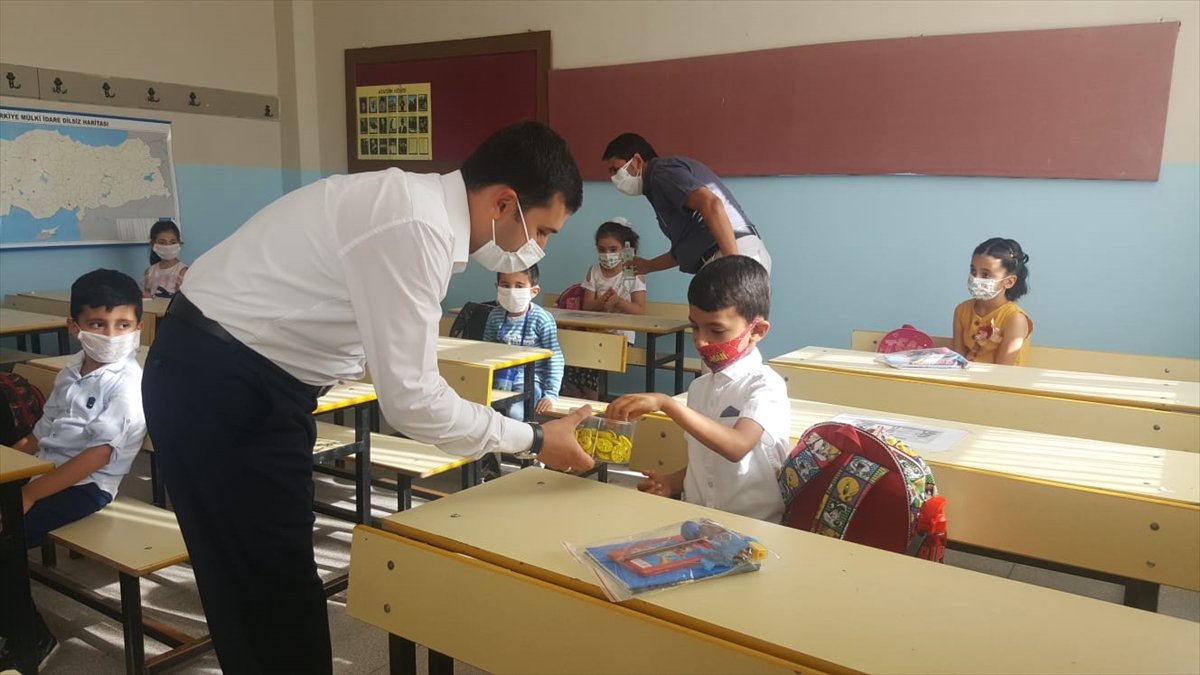 Baskil Kaymakamı Yılmaz, yüz yüze eğitim alan öğrencileri ziyaret etti