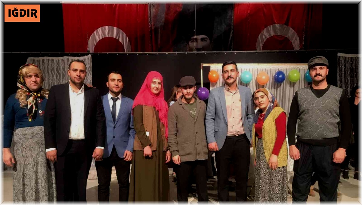 Başlık ve süt parasına tiyatro gösterisi ile tepki gösterdiler