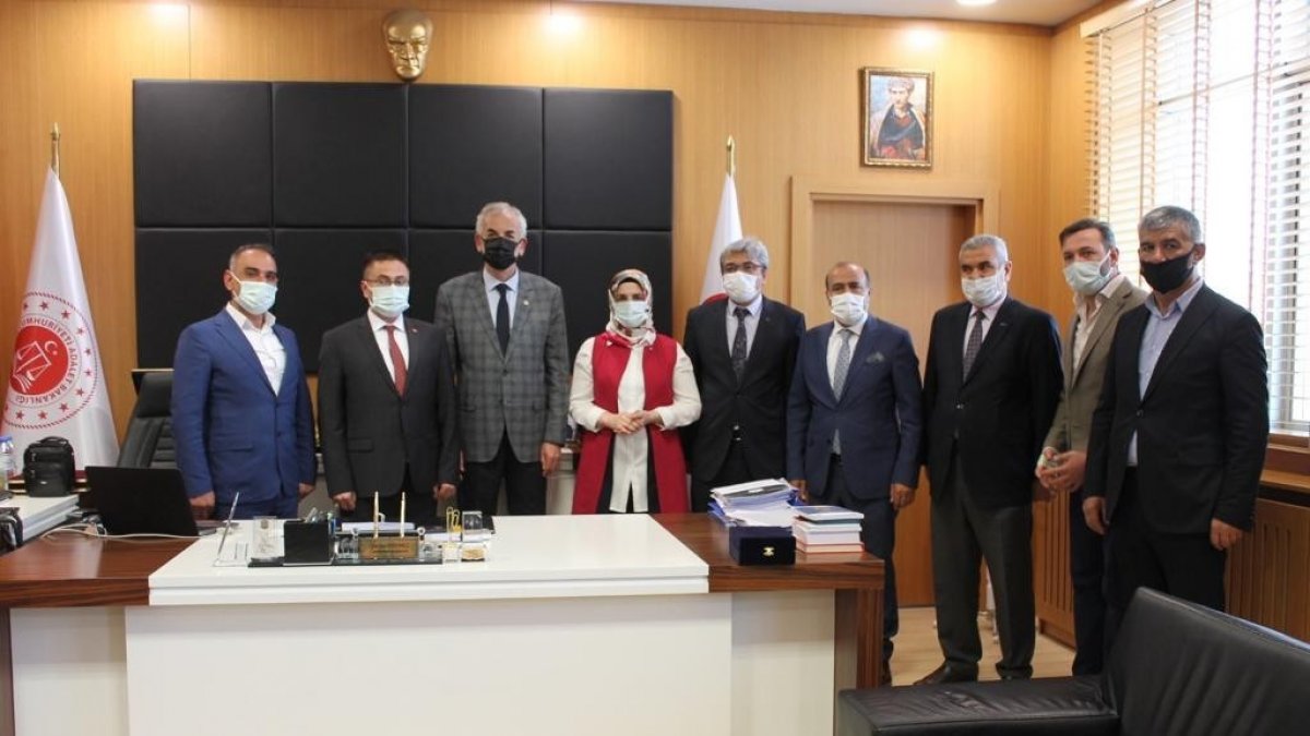 Başsavcı Dönmez'den hayırseverlere plaket