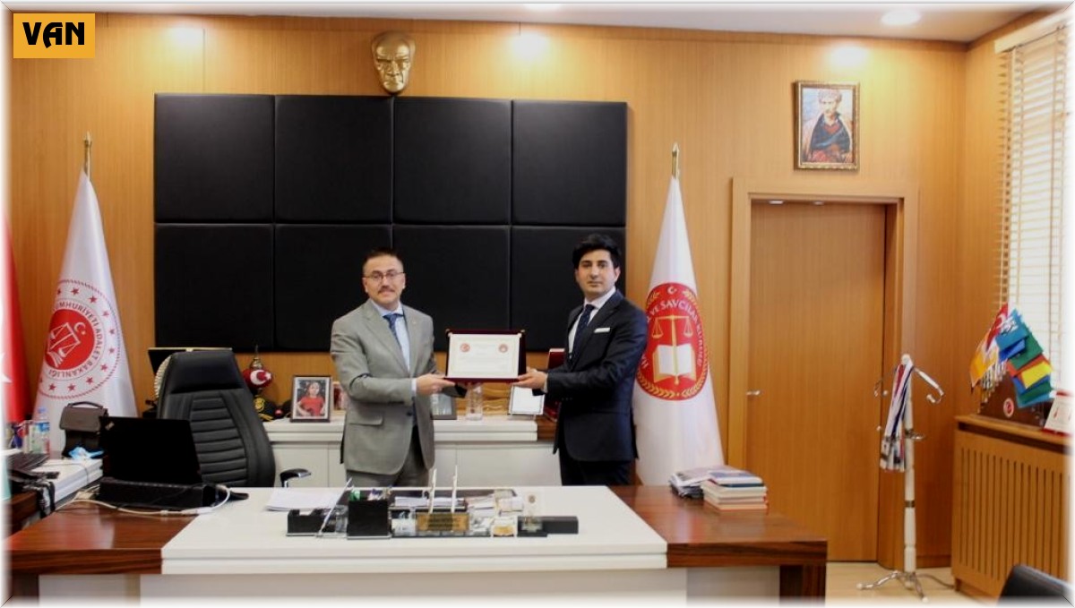 Başsavcı Dönmez'den Savcıya plaket