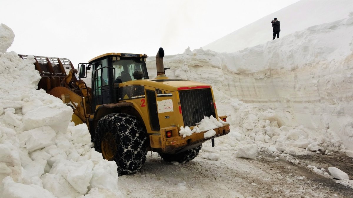 Batıda bahar Muş'ta karla mücadele