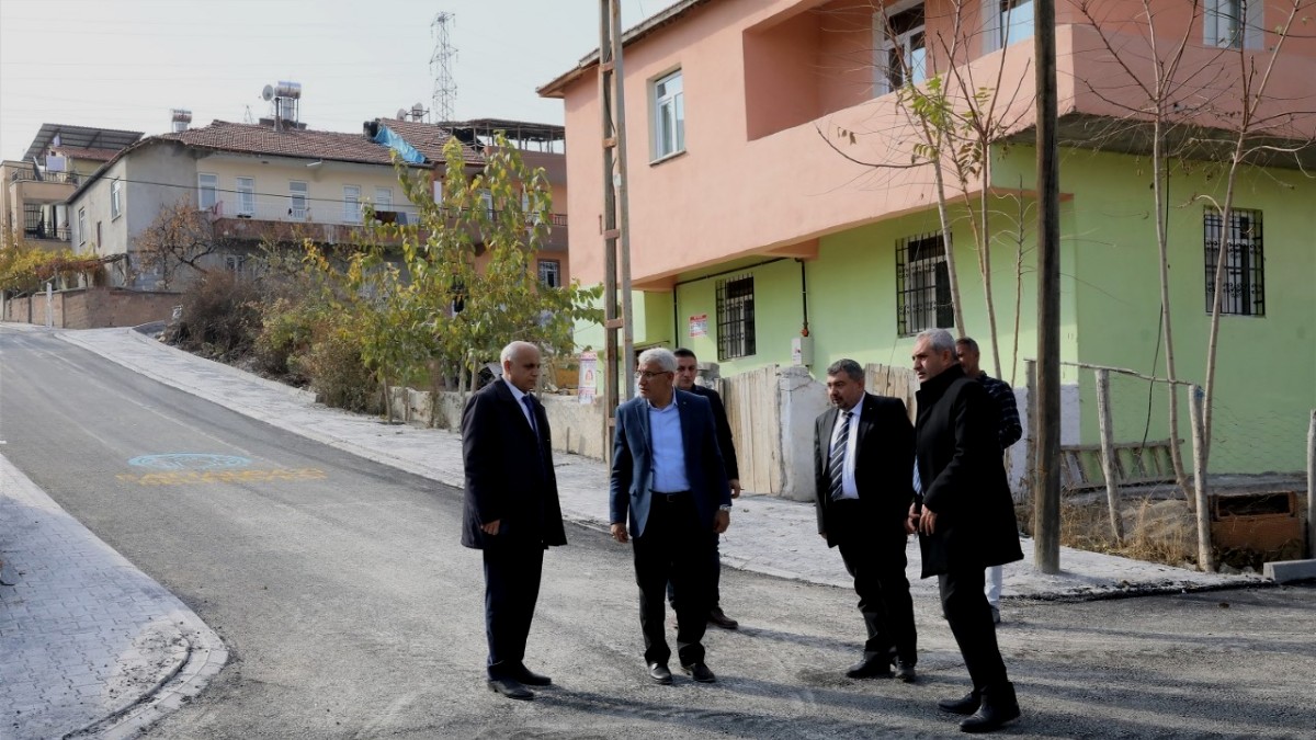 Battalgazi Belediyesi asfaltsız yol bırakmama adına kararlı ilerliyor