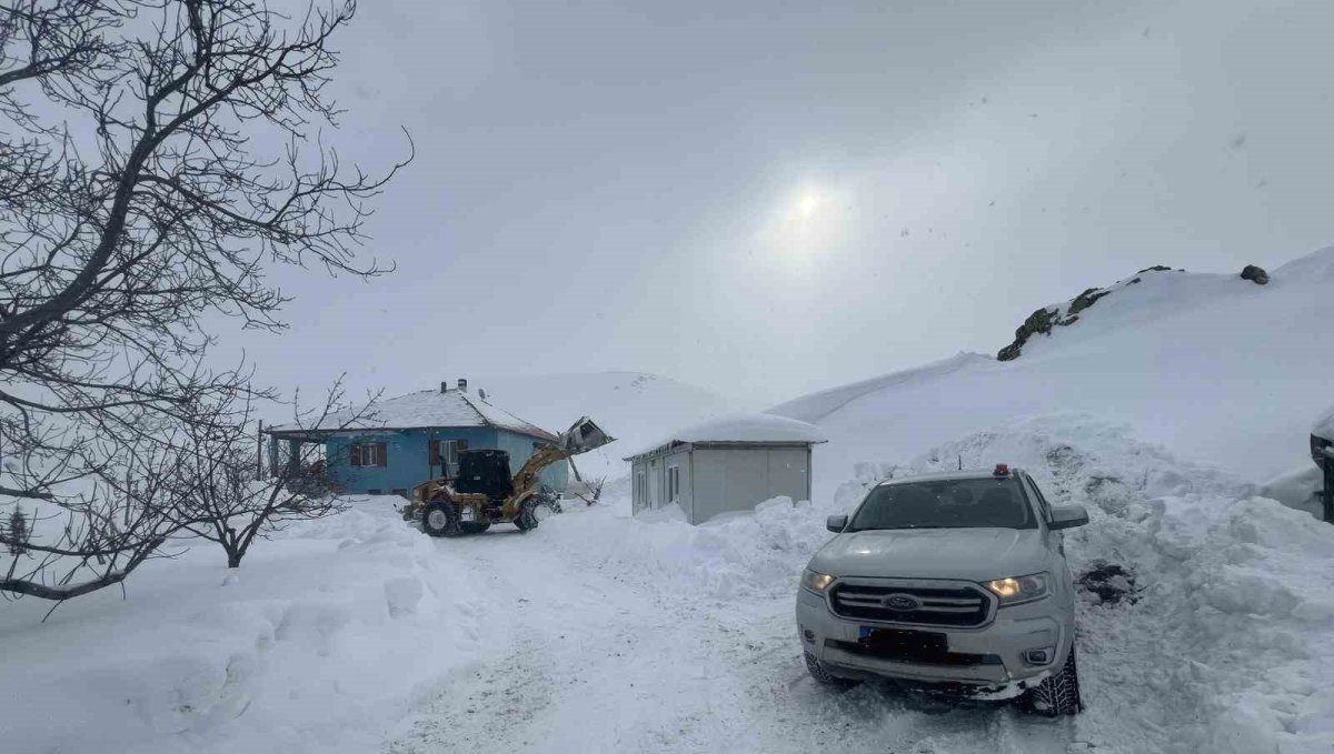 Battalgazi Belediyesi ekipleri, sağlık çalışanlarını iş makinesiyle hastaya ulaştırdı