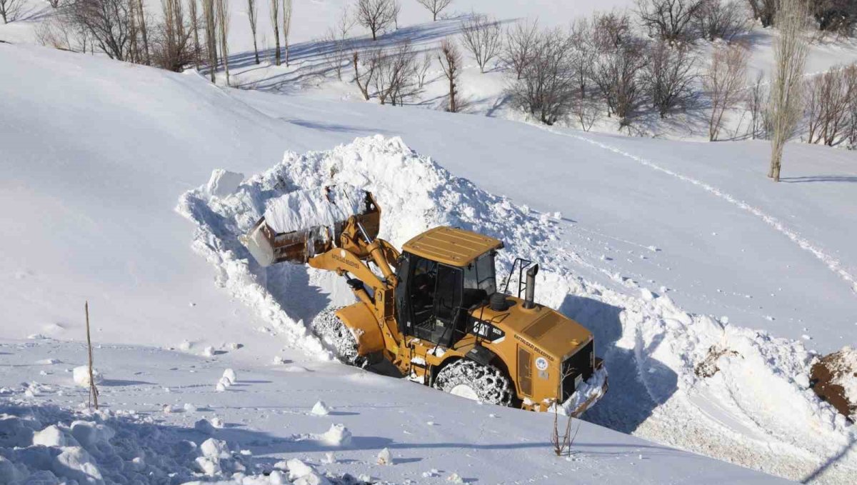 Battalgazi Belediyesi kırsalda kapalı yolları açtı