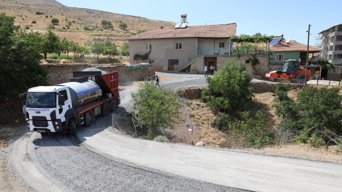 Battalgazi Belediyesi'nden 10 kilometrelik sathi kaplama çalışması