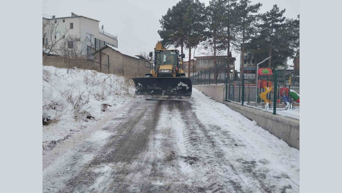 Battalgazi Belediyesi'nden okul bahçelerinde kar temizliği