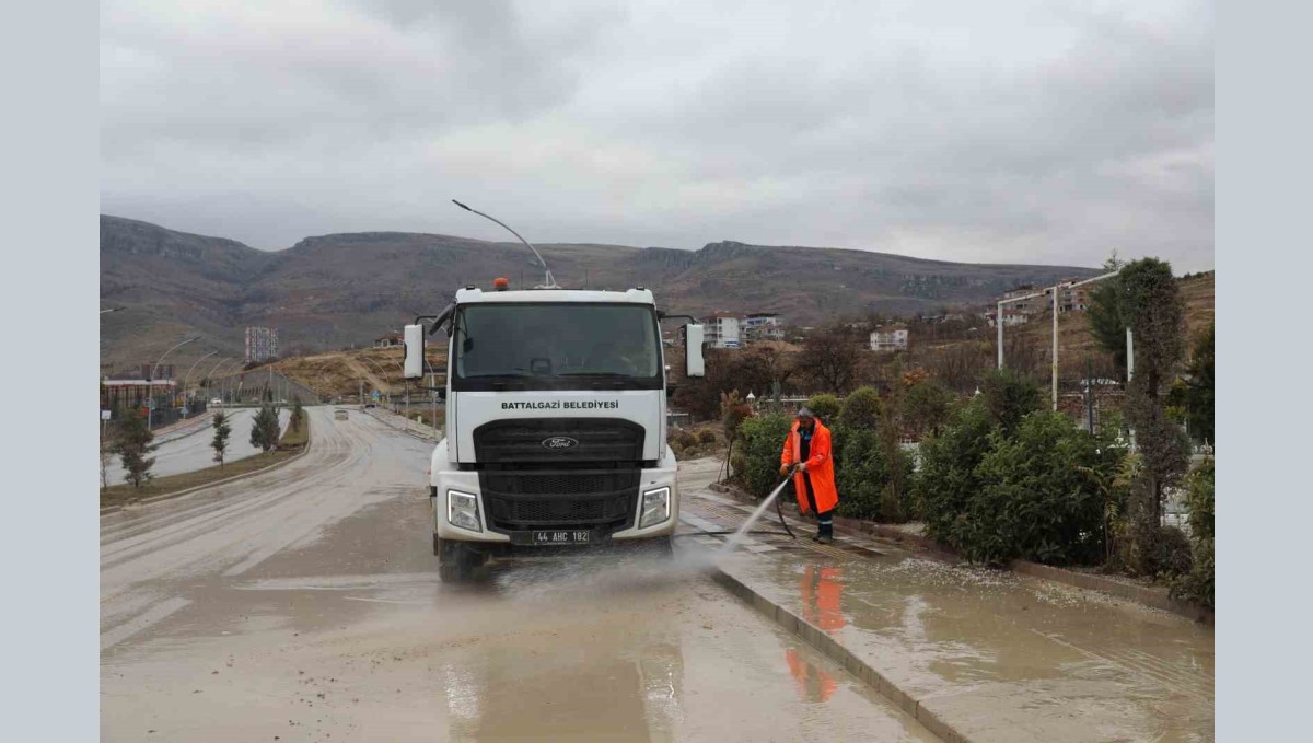 Battalgazi Belediyesi'nden Pınarbaşı Göleti çevresinde detaylı temizlik