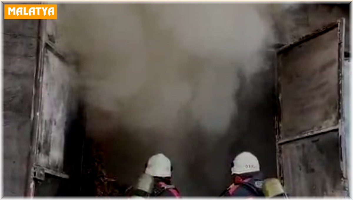 Battalgazi'de çıkan yangında tonlarca saman küle döndü