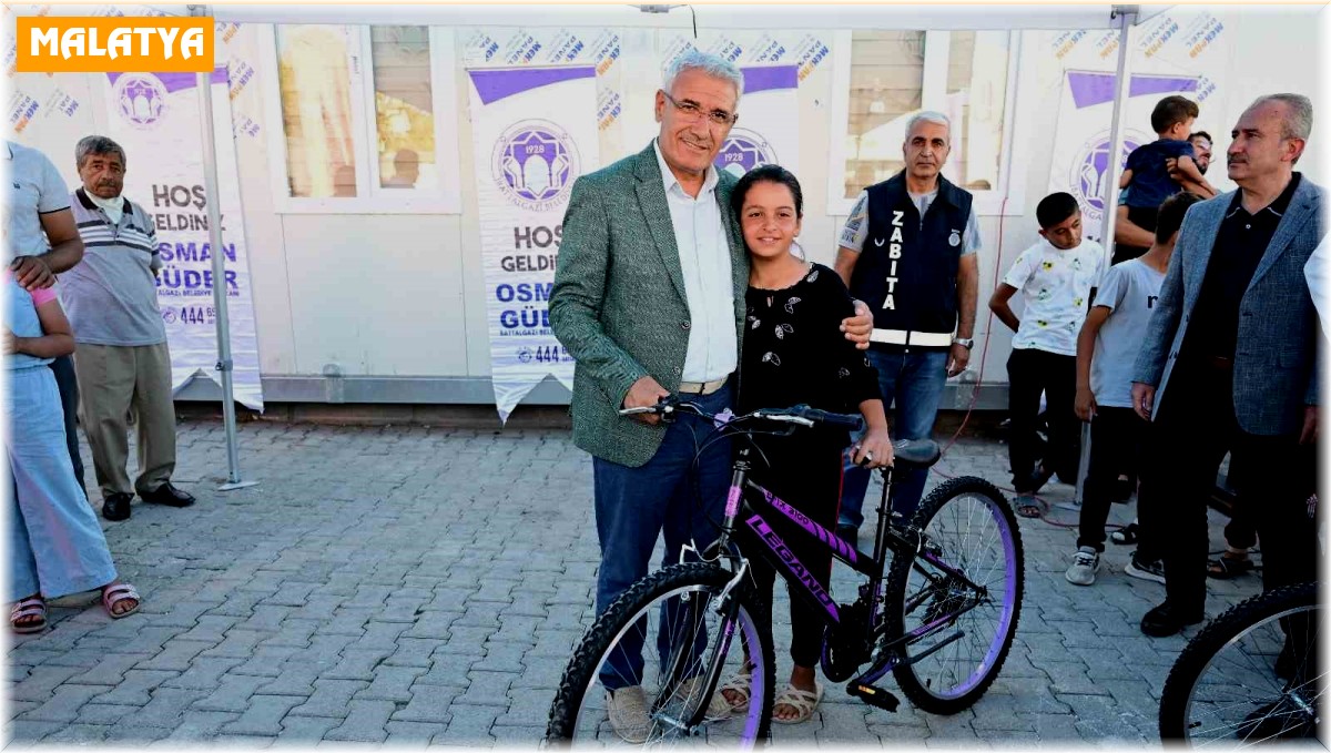 Battalgazi'de depremzede çocuklara bisiklet hediye edildi