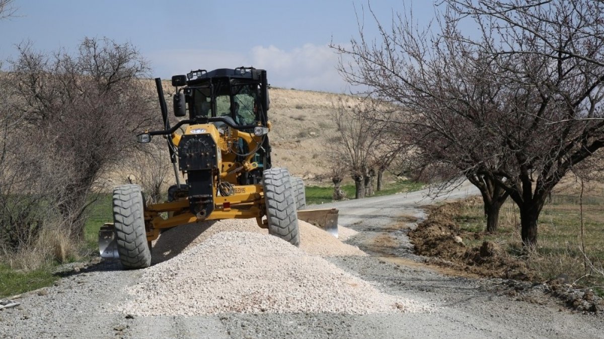 Battalgazi'de kırsal mahallelerin asfalt sorunu çözülüyor