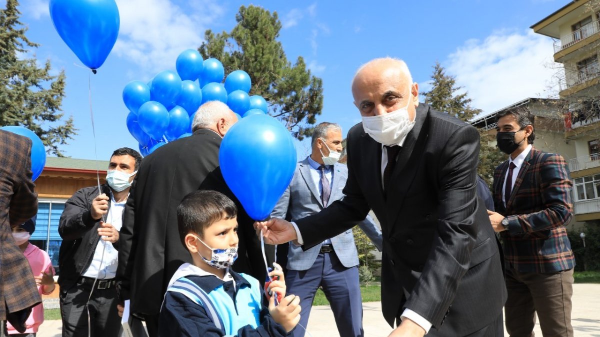 Battalgazi'de mavi balonlarla otizm farkındalığı