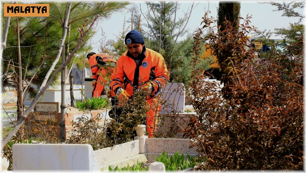 Battalgazi'deki mezarlıklarda ramazan temizliği