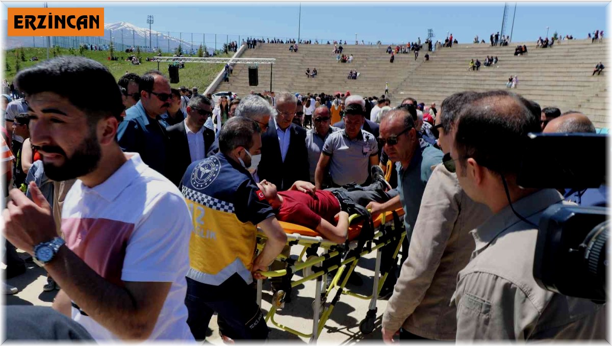 Bayılarak yerde fenalaşan gence ilk müdahale rektörden