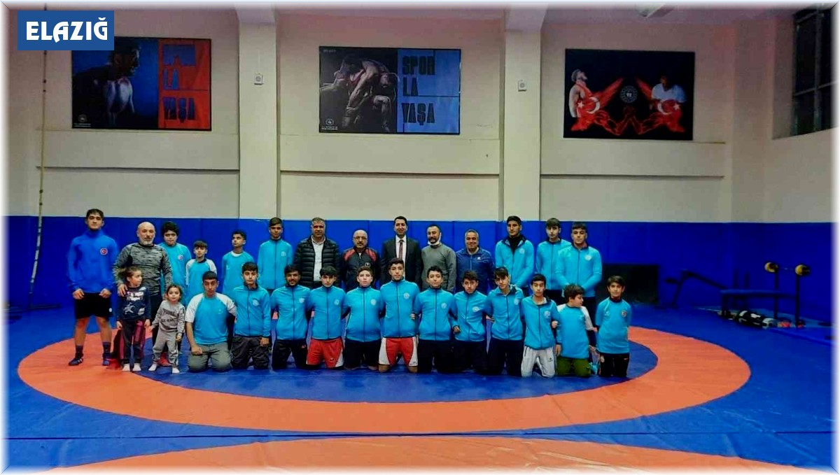 Baykan, Elazığlı güreşçilere hediyelerini gönderdi