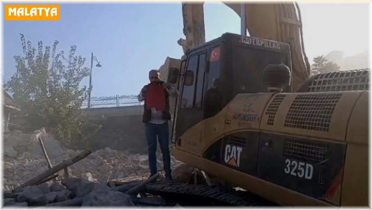 Bayrak hassasiyeti yıkımı durdurdu