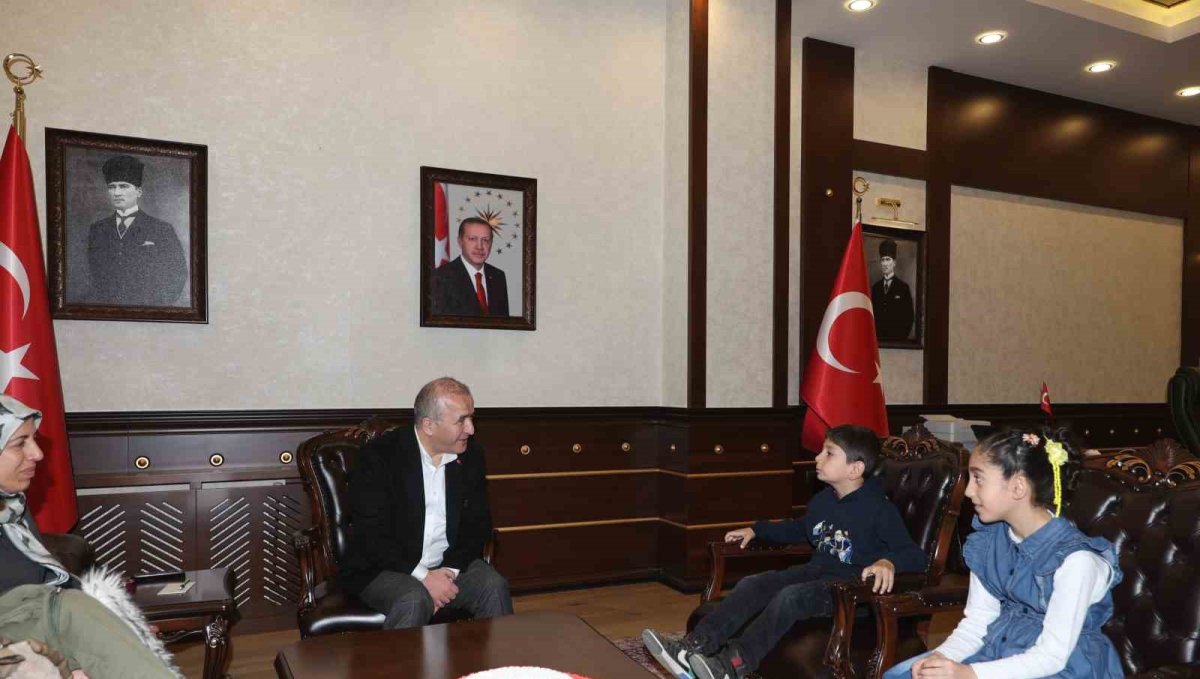 Bayrak nöbeti tutan minik öğrenciler Vali Hatipoğlu'nun konuğu oldu