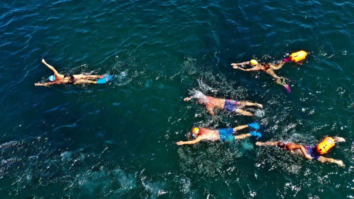 Bayrak teslimi için Van'dan Bitlis'e yüzdüler