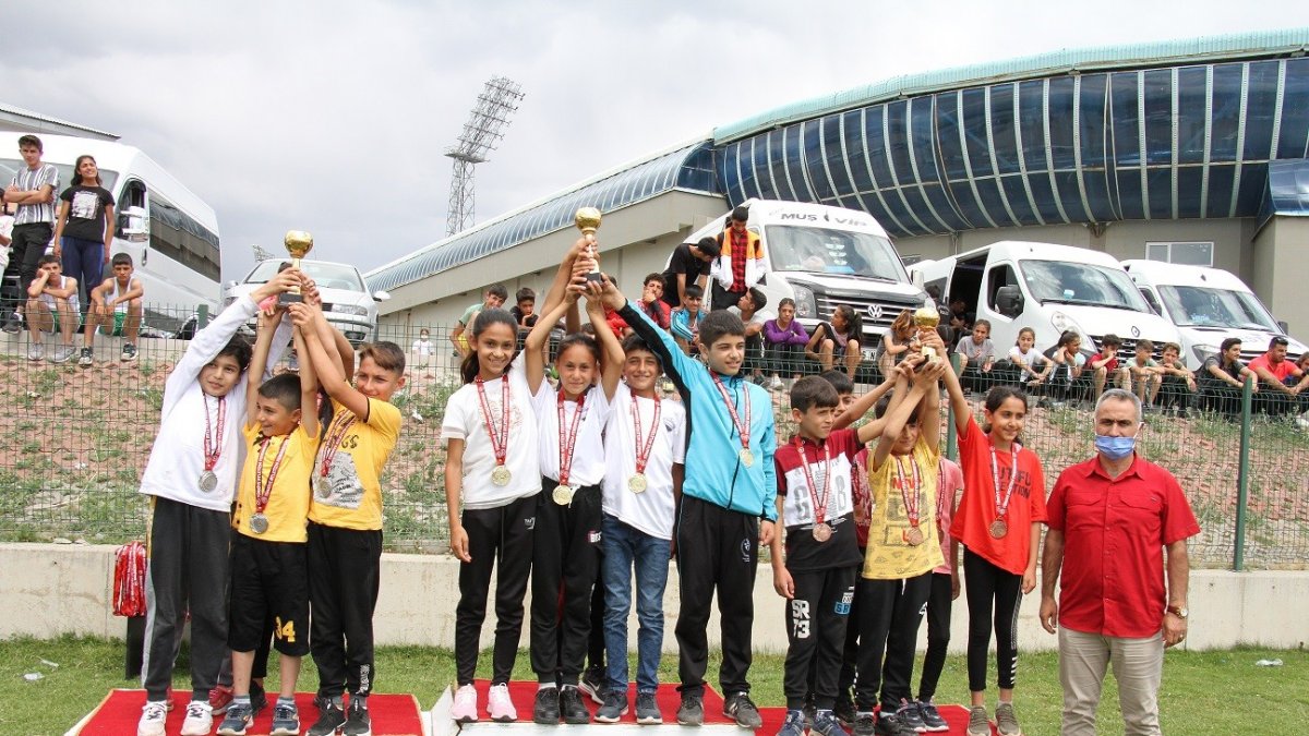 Bayrak yarışları nefes kesti