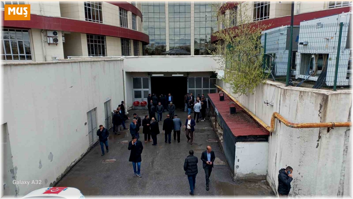 Bayram günü husumetli oldukları muhtarı öldürüp, jandarmaya ateş açtılar