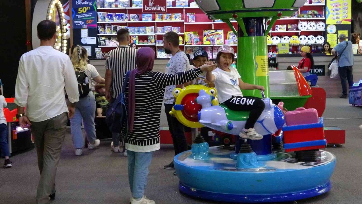 Bayram harçlıklarını toplayan çocuklar oyun alanlarına koştu