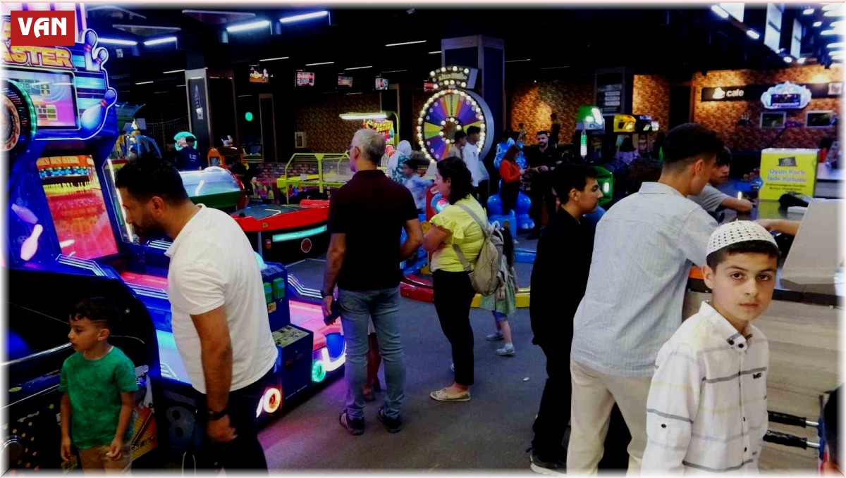 Bayram harçlıklarını toplayan çocuklar oyun alanlarına koştu