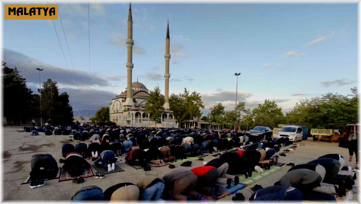 Bayram namazında camiler doldu