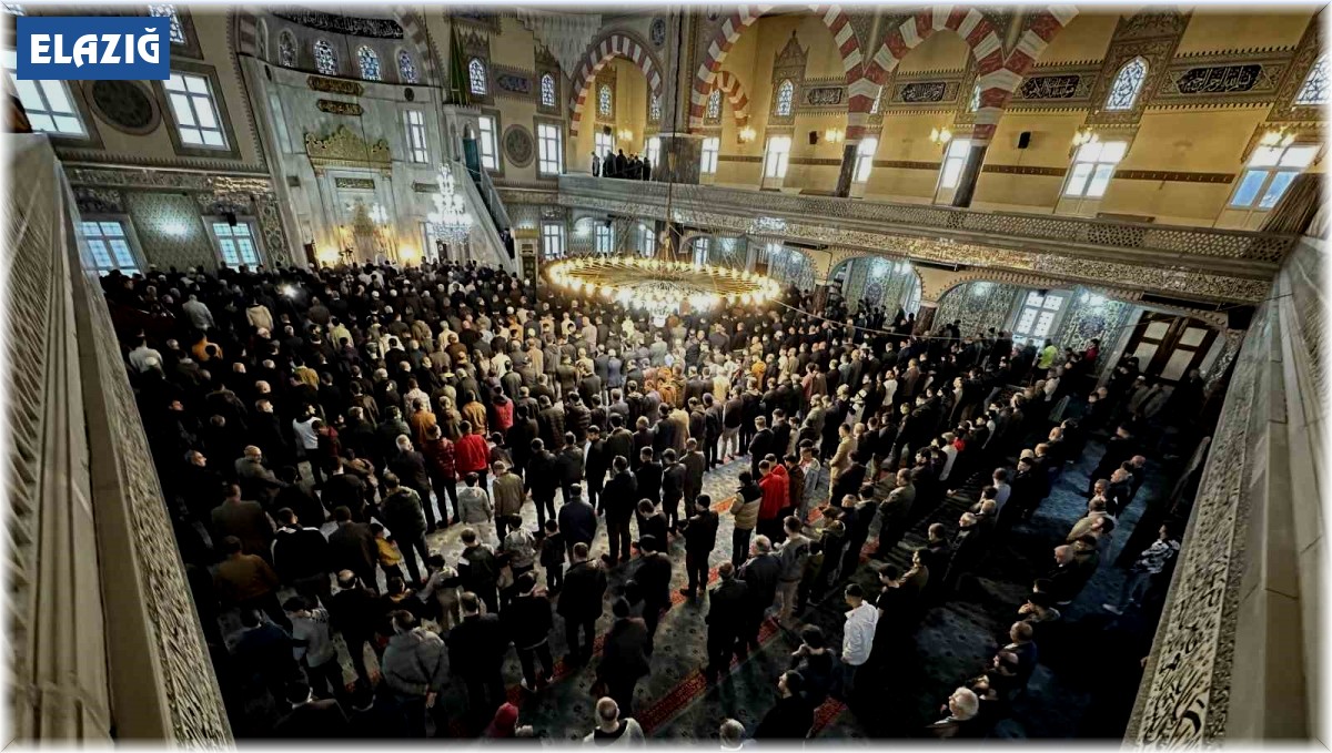 Bayram namazında camiler doldu taştı