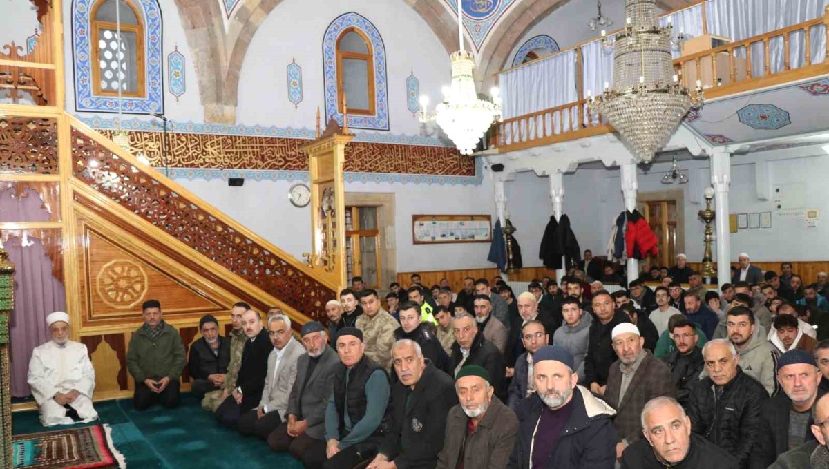 Bayram namazında camiler doldu taştı