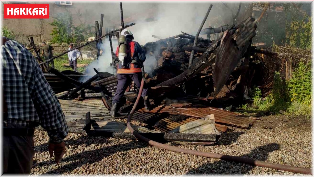 Bayram öncesi evini boyatmak için eşyalarını bıraktığı depoda yangın çıktı