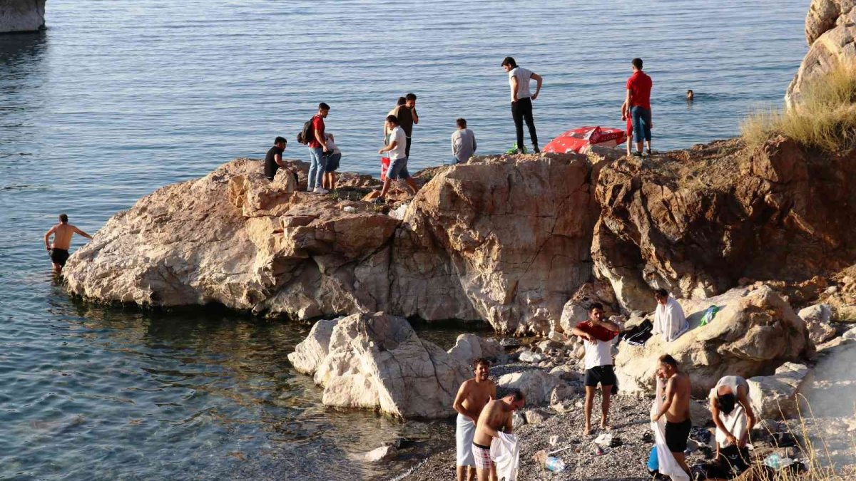 Bayram tatili Van Gölü sahilindeki esnafı sevindirdi