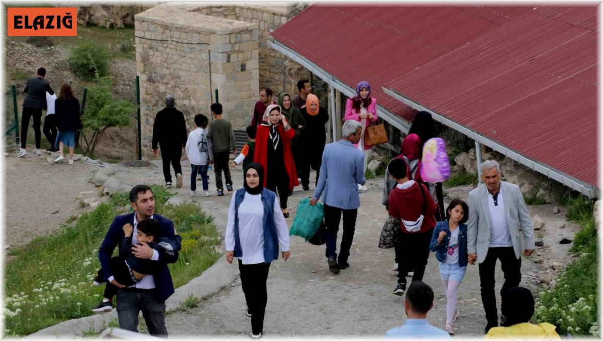 Bayram tatilinde vatandaşlar Harput'a akın etti