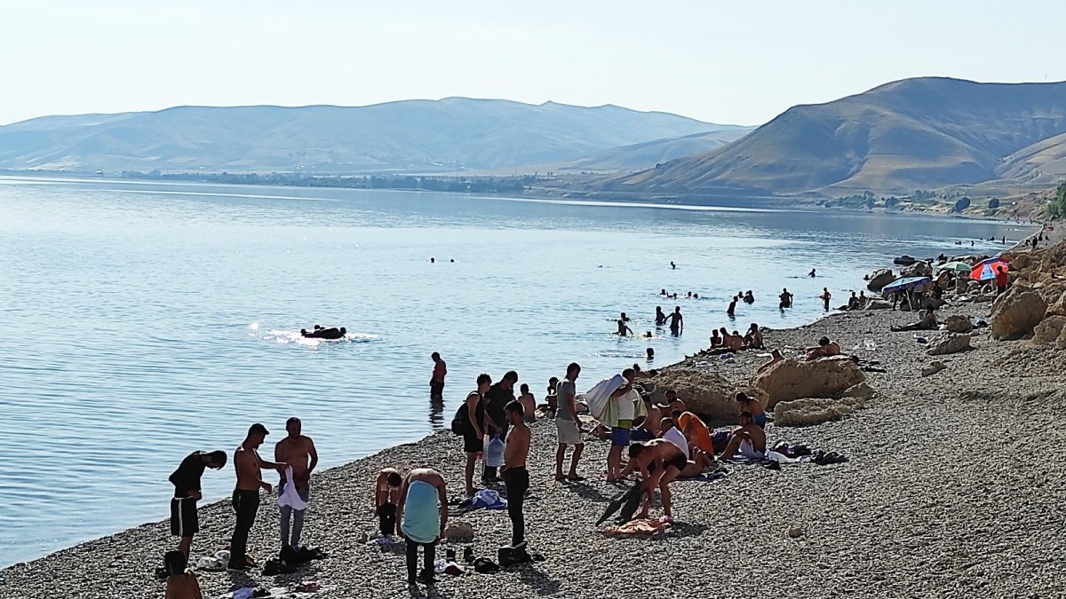 Bayram tatilini Van Gölü'nün serin sularında geçiriyorlar