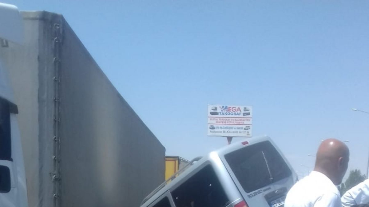 Bayram ziyareti için yola çıkan araç tırın altına girdi