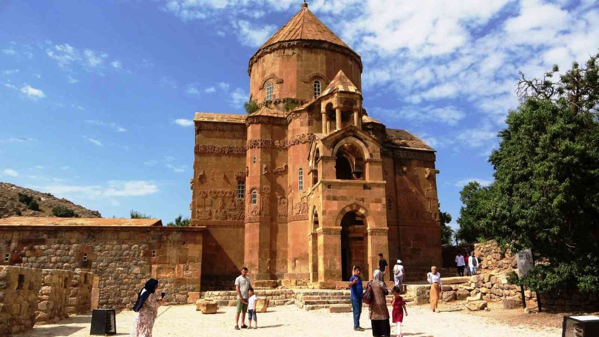 Bayramda Akdamar Adası ve ören yerlerine ziyaretçi akını yaşandı