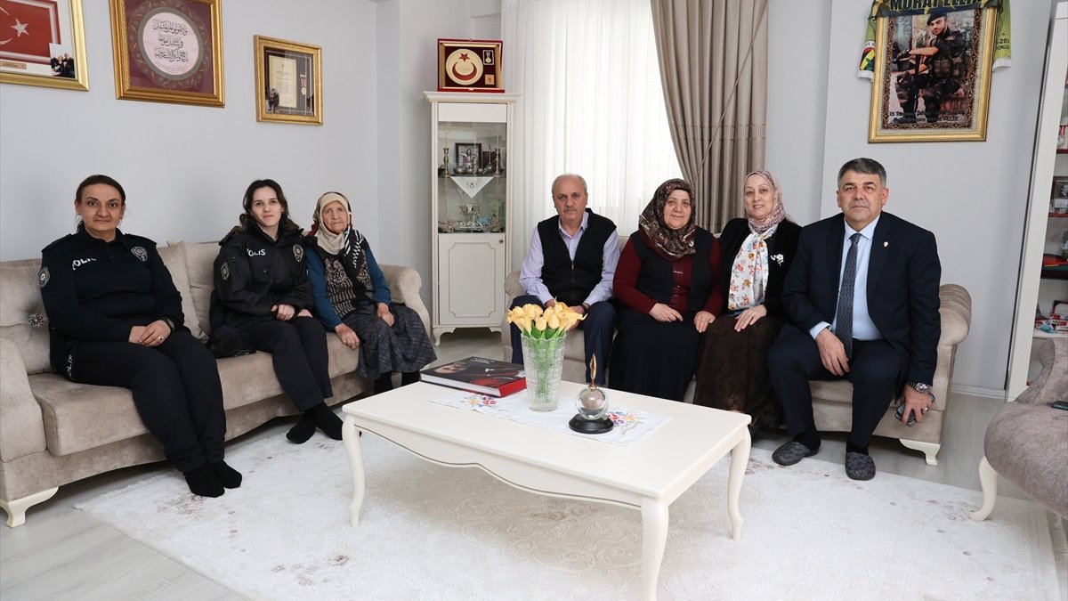 Bayramda kapı kapı gezdi: Emniyet Müdürü şehit ailelerini yalnız bırakmadı