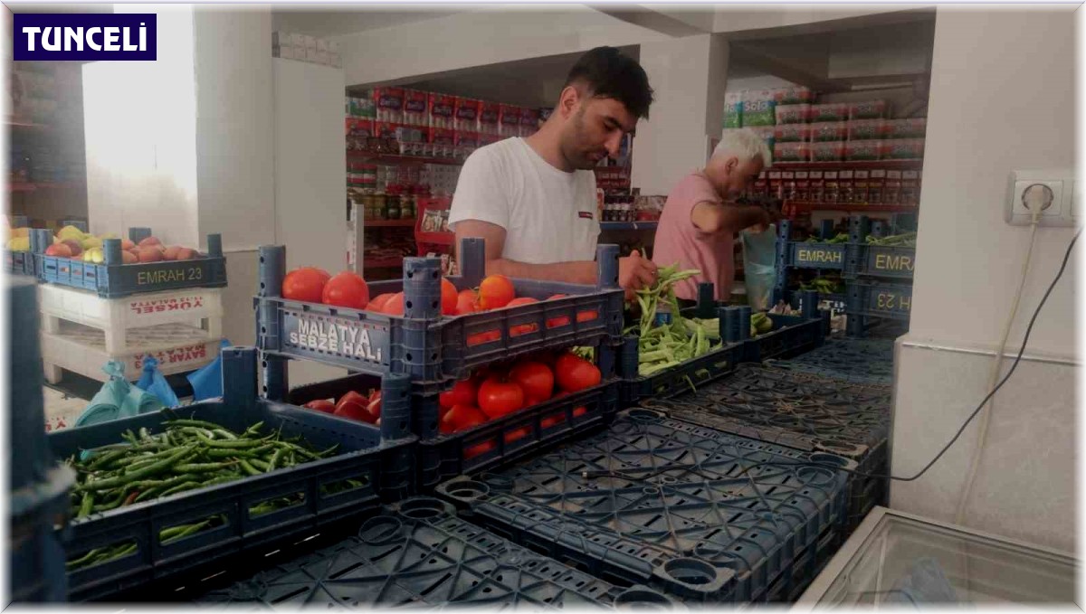 Bayramda nüfusu iki katına çıkan ilçede maket rafları boşaldı