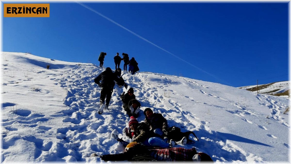 Beden eğitimi dersinde küçük öğrenciler karın tadını çıkardı