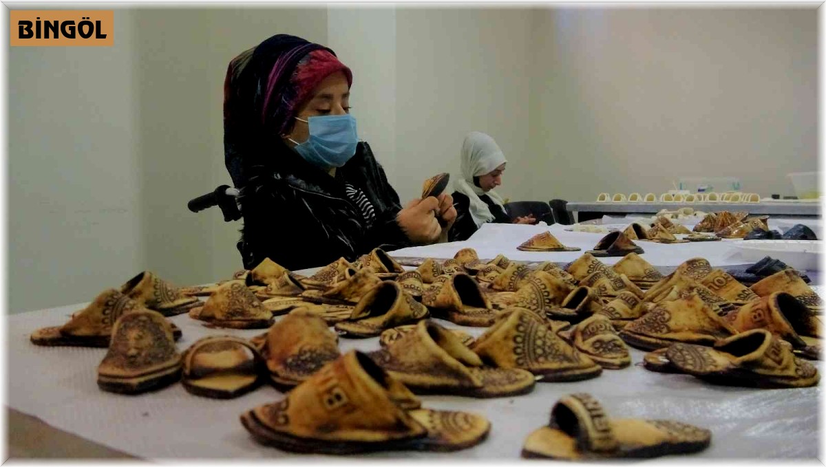 Bedensel engelli Ayşe, el beceri kursunda engelini aşmak istiyor