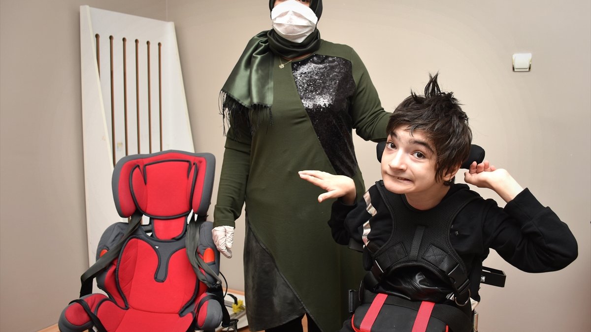 Bedensel engelli Elif, dik duruş liftiyle 13 yıl sonra ayaklandı