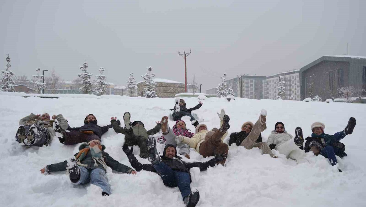 Belçikalı turistler Erzurum'da karda gönüllerince eğlendi