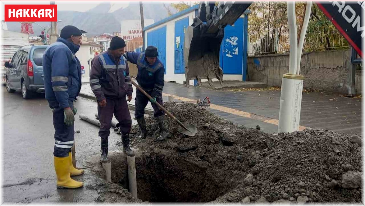 Belediye arıza ekibinin zorlu mesaisi