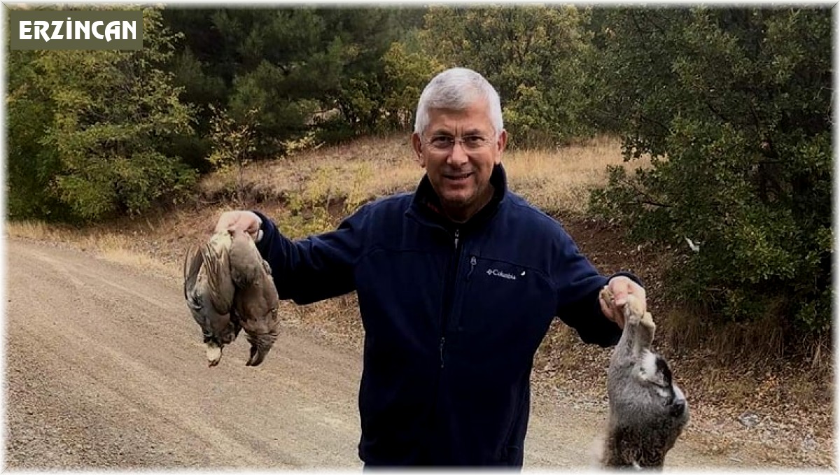 Belediye Başkanı, avladığı tavşan ve kekliklerle poz verdi