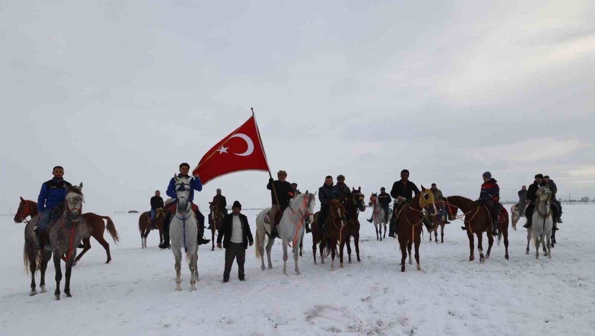 Belediye Başkanı Emrullah Akpunar, at sırtında yaban hayatı için yemleme yaptı