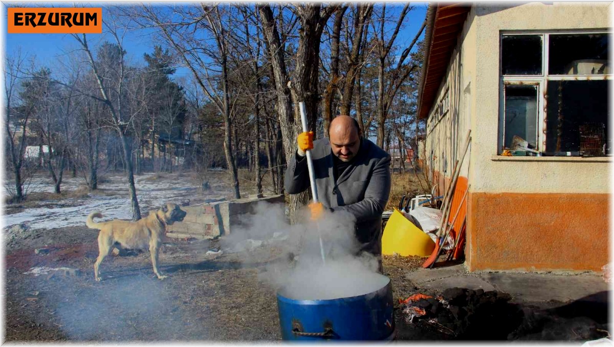 Belediye Başkanı kolları sıvadı, dev kazanlarda kemik pişirip hayvanları elleriyle besledi
