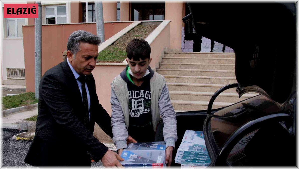 Belediye başkanı öğrenciler için makam aracıyla köy köy gezip kitap dağıtıyor