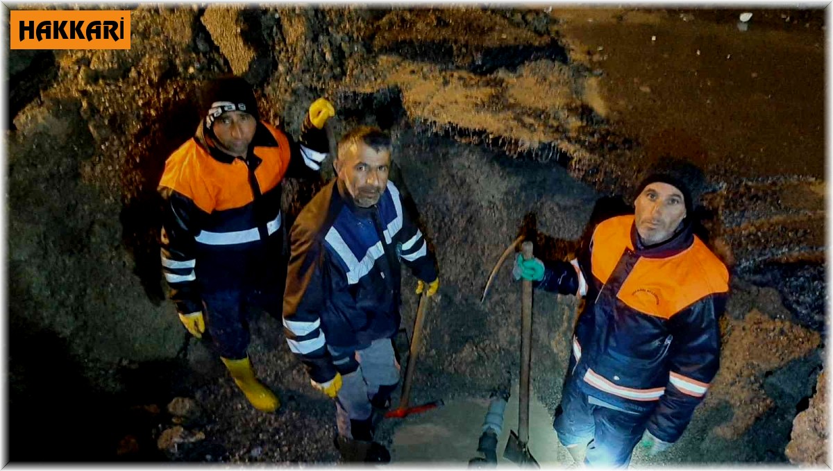 Belediye çalışanları gece mesaisinde